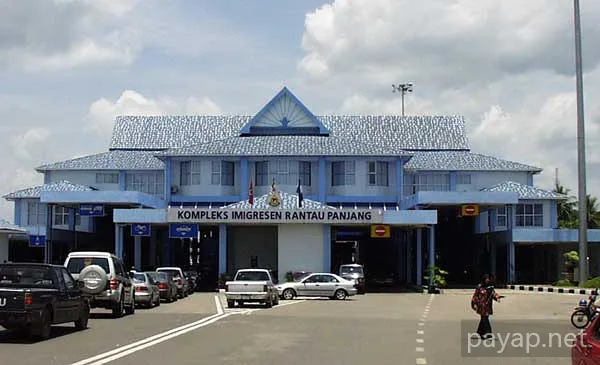 マレー領の国境、橋の手前からイミグレの建物を写す