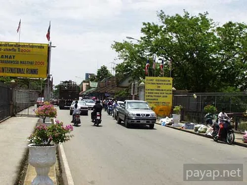 橋の上からタイ領を写す