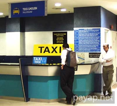 エアポートのタクシー予約カウンター