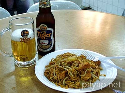 コムタ内の食堂街「タイガービールとミーゴレン」