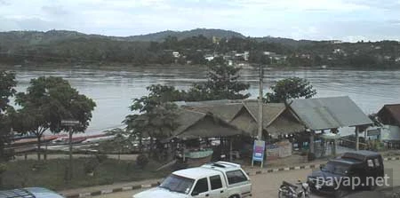 レストランより対岸を望む