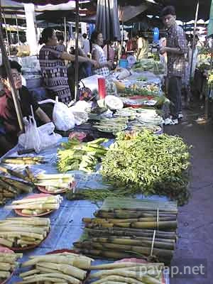 チエンコーンの市場、手前が茹でた筍 チエンコーンの市場、手前が茹でた筍