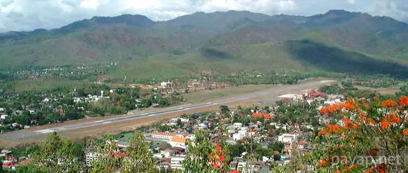 メホーソン(MeHoSon)丘から見たメーホンソン市街地と空港(東側),1987年10月撮影 メホーソン(MeHoSon)