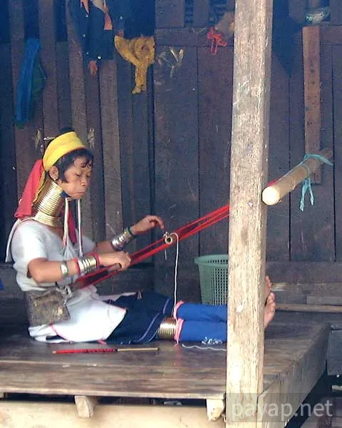 メホーソン(MeHoSon)首長族 2004年6月撮影、From Yasu. メホーソン(MeHoSon)