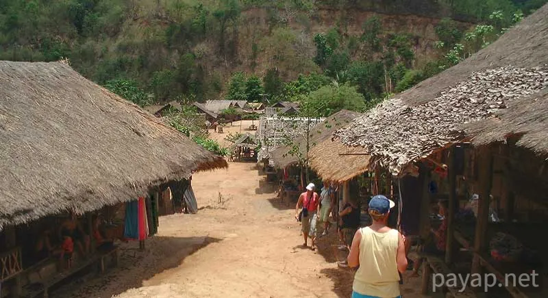 メホーソン(MeHoSon)首長族 2004年6月撮影、From Yasu. メホーソン(MeHoSon)