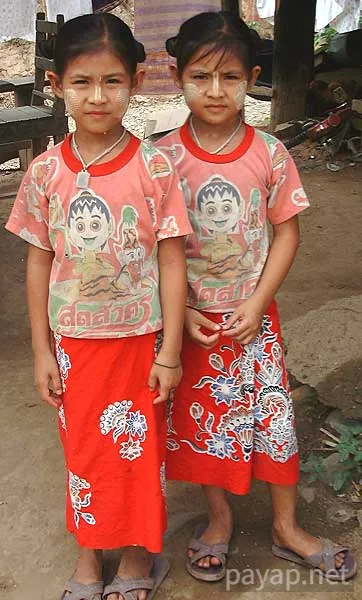 メホーソン(MeHoSon)首長族 2004年6月撮影、From Yasu. メホーソン(MeHoSon)