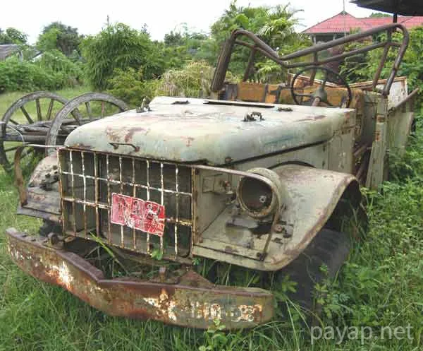 ビルマ戦線資料博物館-連合軍のトラックの残骸だがこれは戦後遺棄された物か......ナンバープレートには「クルンテープ」とタイ語で表示されていた。