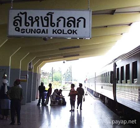 車窓から「スンガイコロク駅」