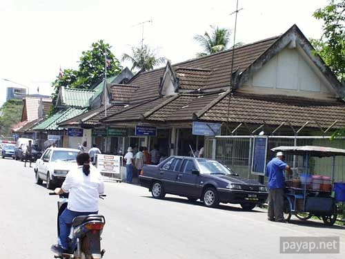 マレーシアとタイの国境の橋の上から「タイ領のイミグレを撮す」