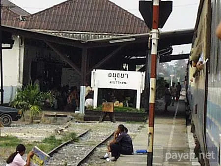 車窓から、アユタヤ駅