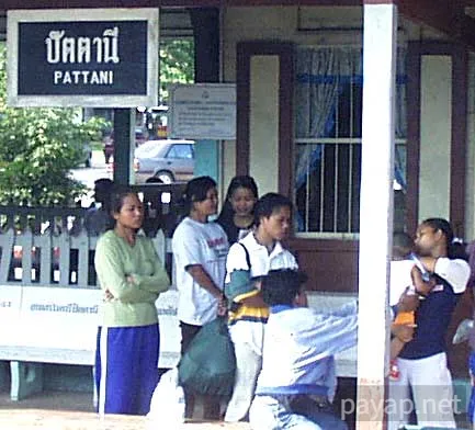 車窓から「パタニー駅」