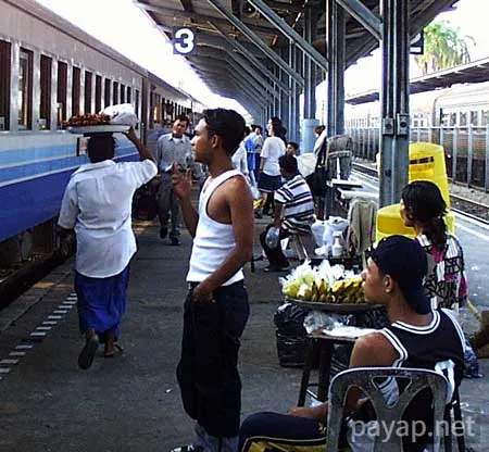 車窓から「駅の弁当売り」