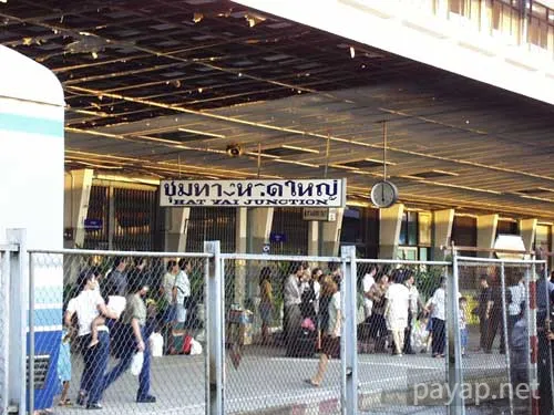 車窓から「ハジャイ駅」午後六時。