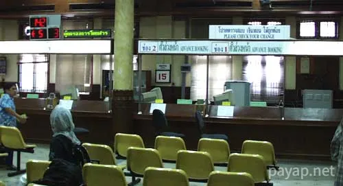 車窓から「ファランポーン駅の予約センター」